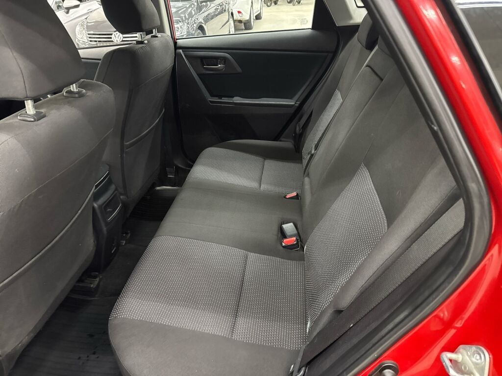 Toyota Auris 2013 Punainen