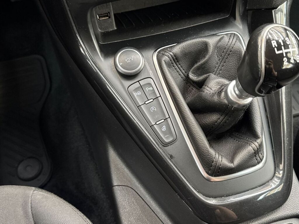 Ford Focus 2017 Ruskea (beige)