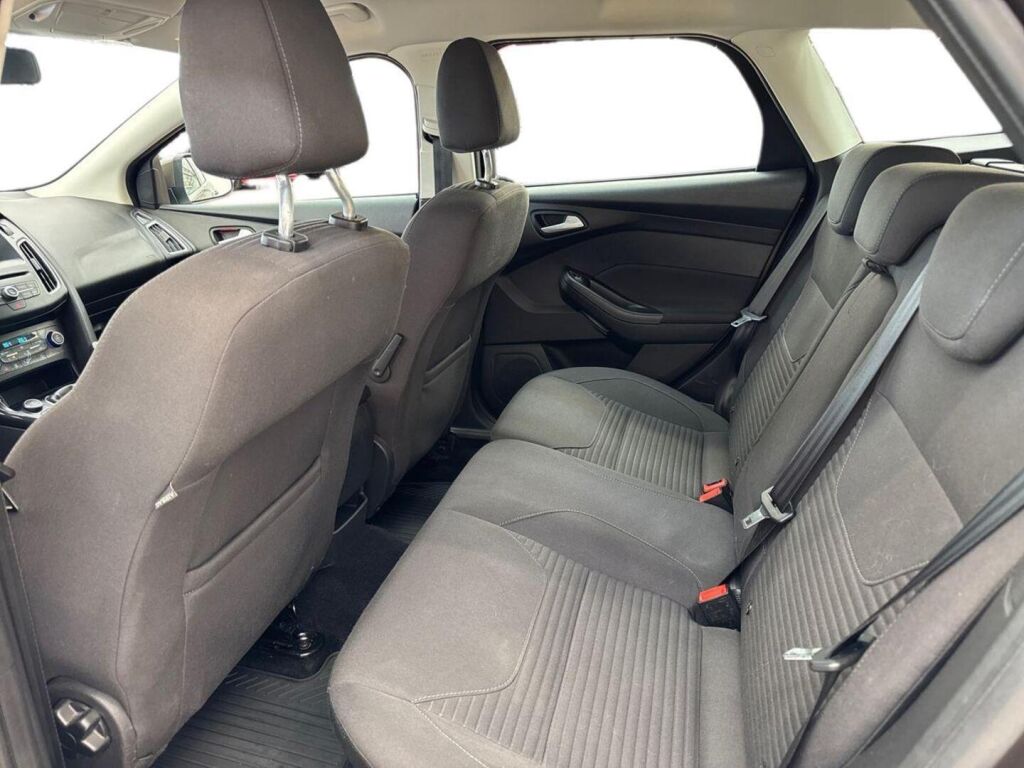 Ford Focus 2017 Ruskea (beige)