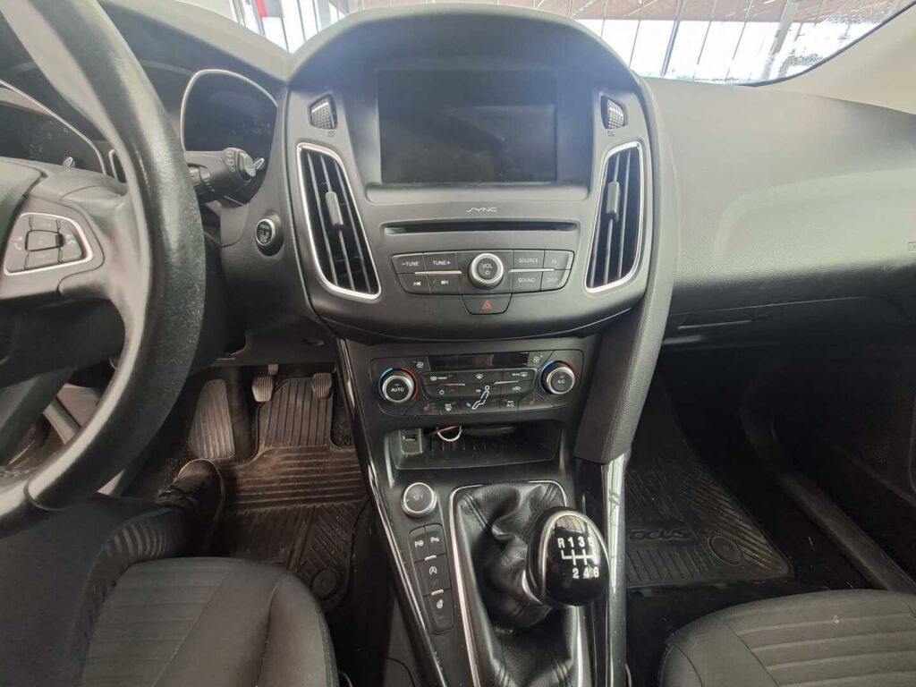 Ford Focus 2017 Ruskea (beige)