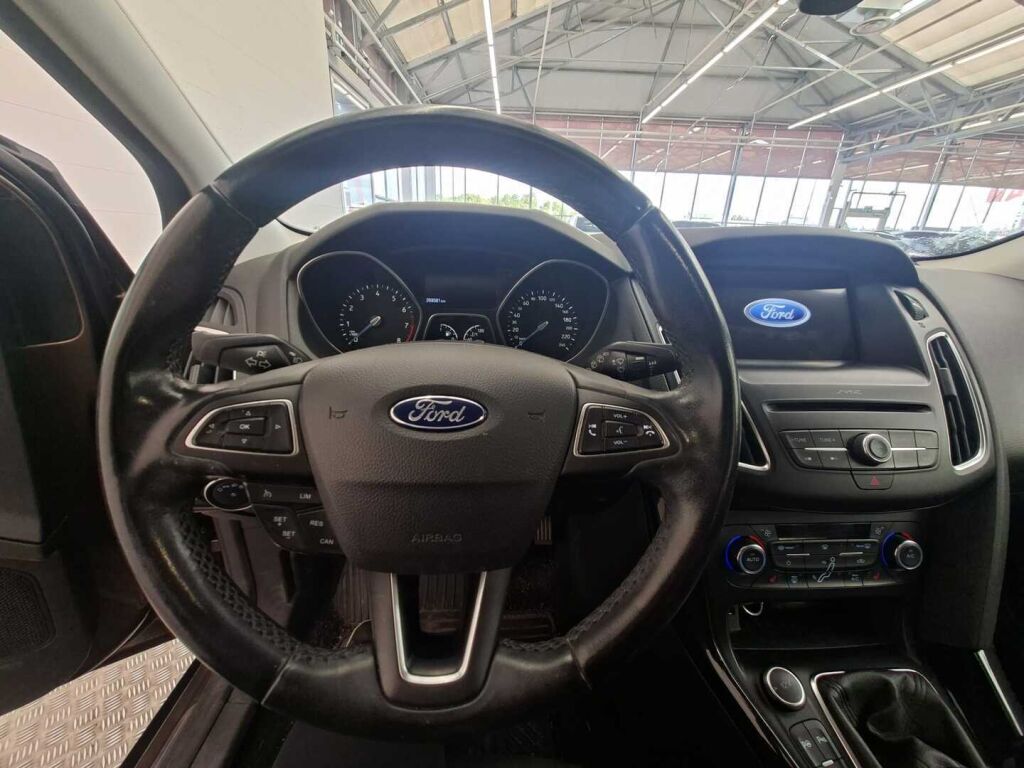 Ford Focus 2017 Ruskea (beige)