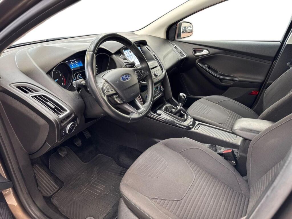 Ford Focus 2017 Ruskea (beige)
