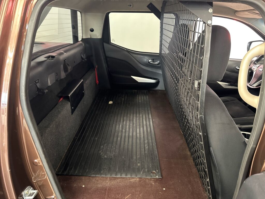 Nissan Navara 2016 Ruskea (beige)