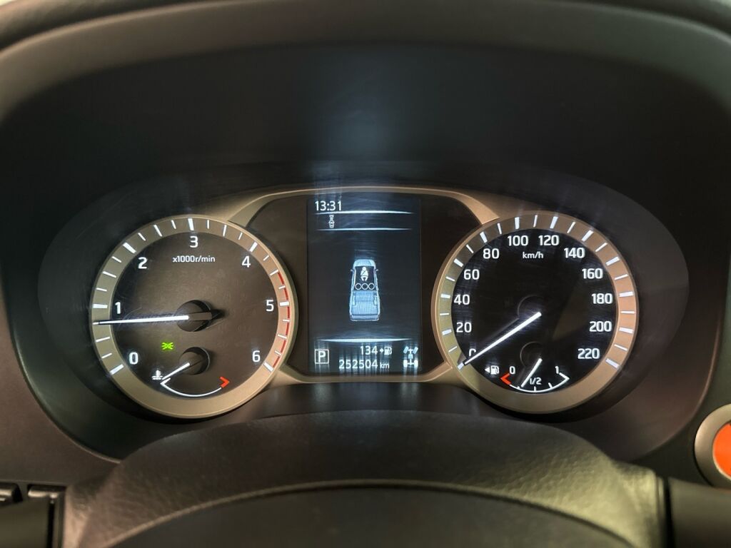 Nissan Navara 2016 Ruskea (beige)