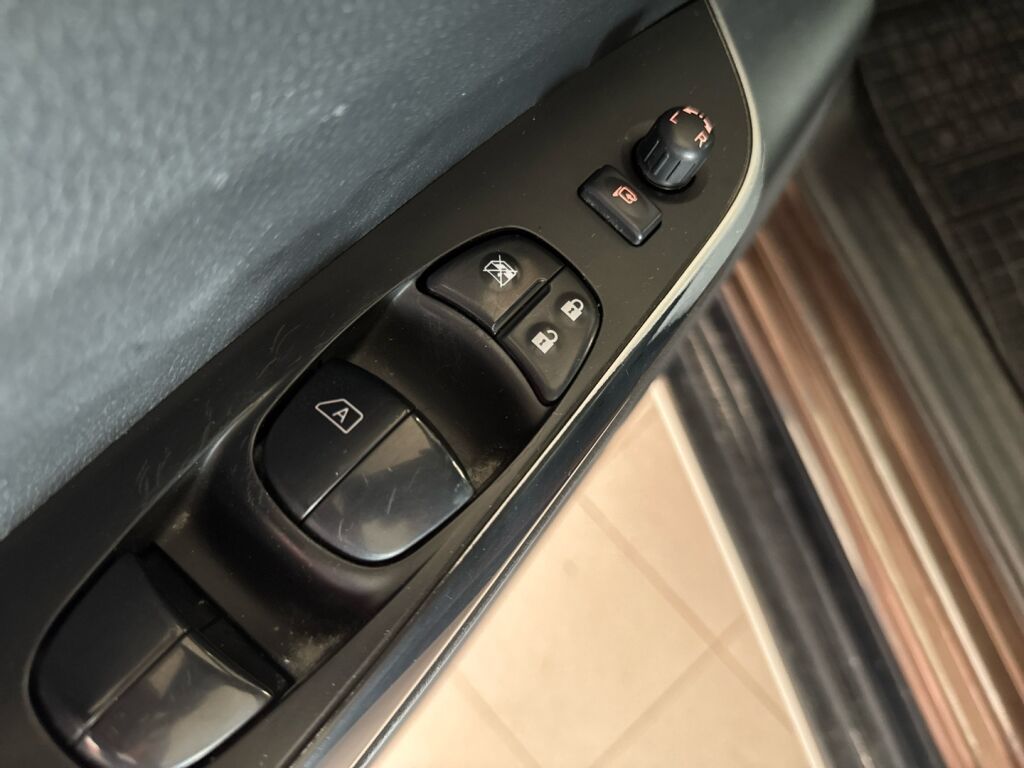 Nissan Navara 2016 Ruskea (beige)