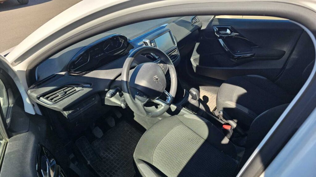 Peugeot 208 2016 Valkoinen