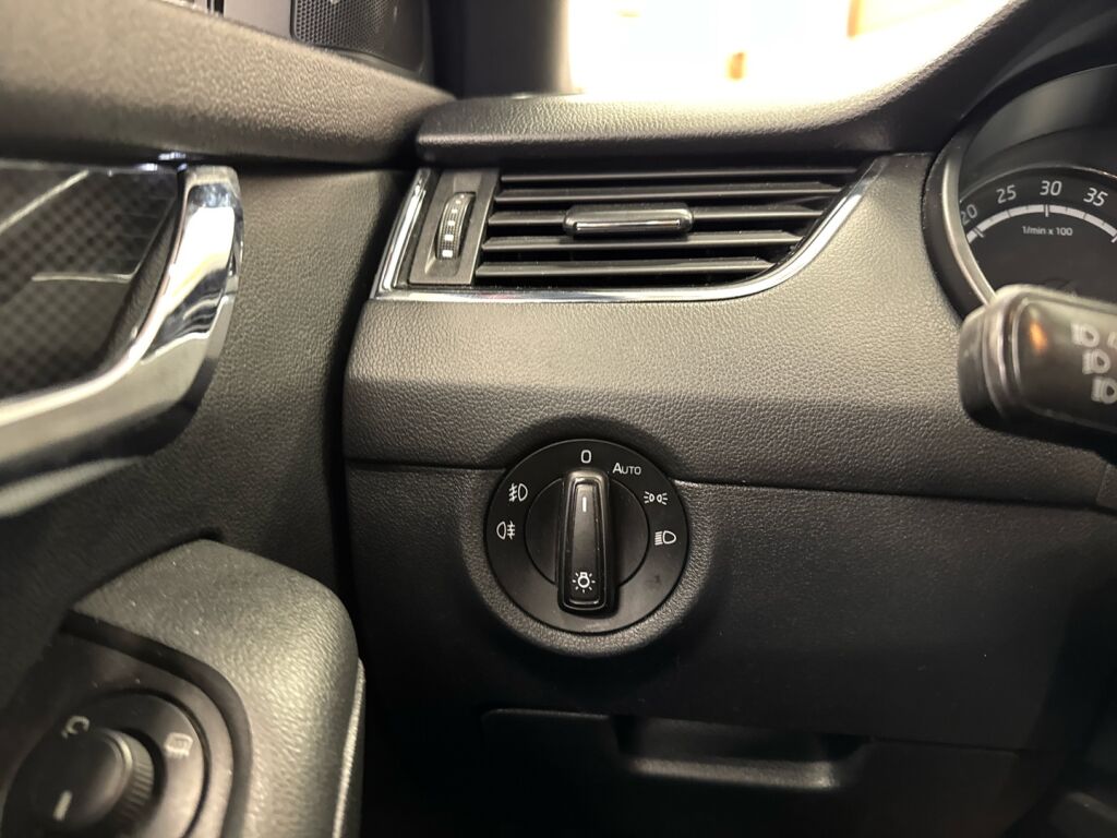 Skoda Octavia 2016 Punainen