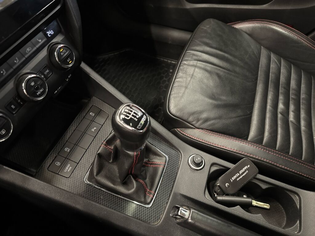 Skoda Octavia 2016 Punainen
