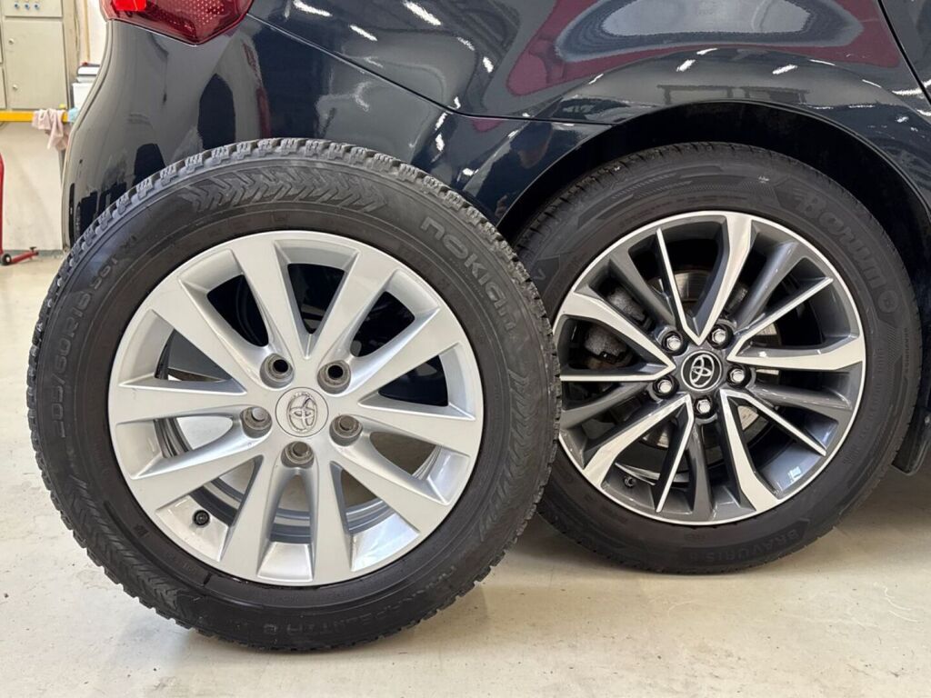 Toyota Avensis 2016 Harmaa