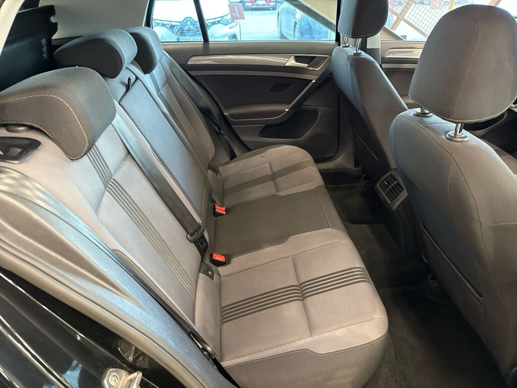 Volkswagen Golf 2016 Musta