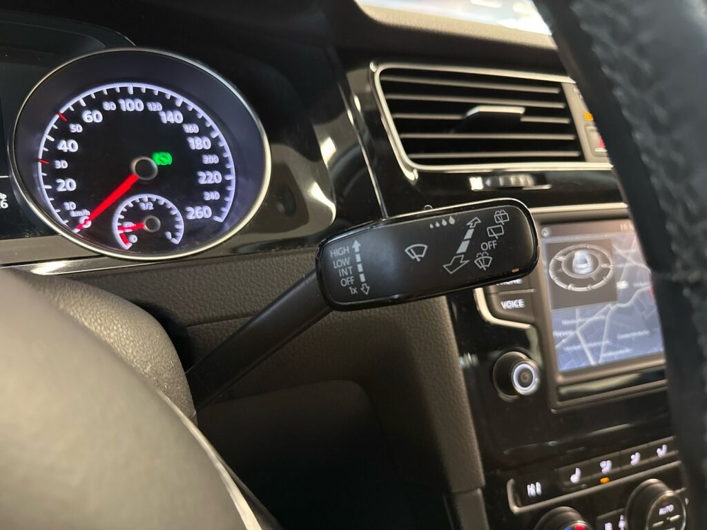 Volkswagen Golf 2016 Musta