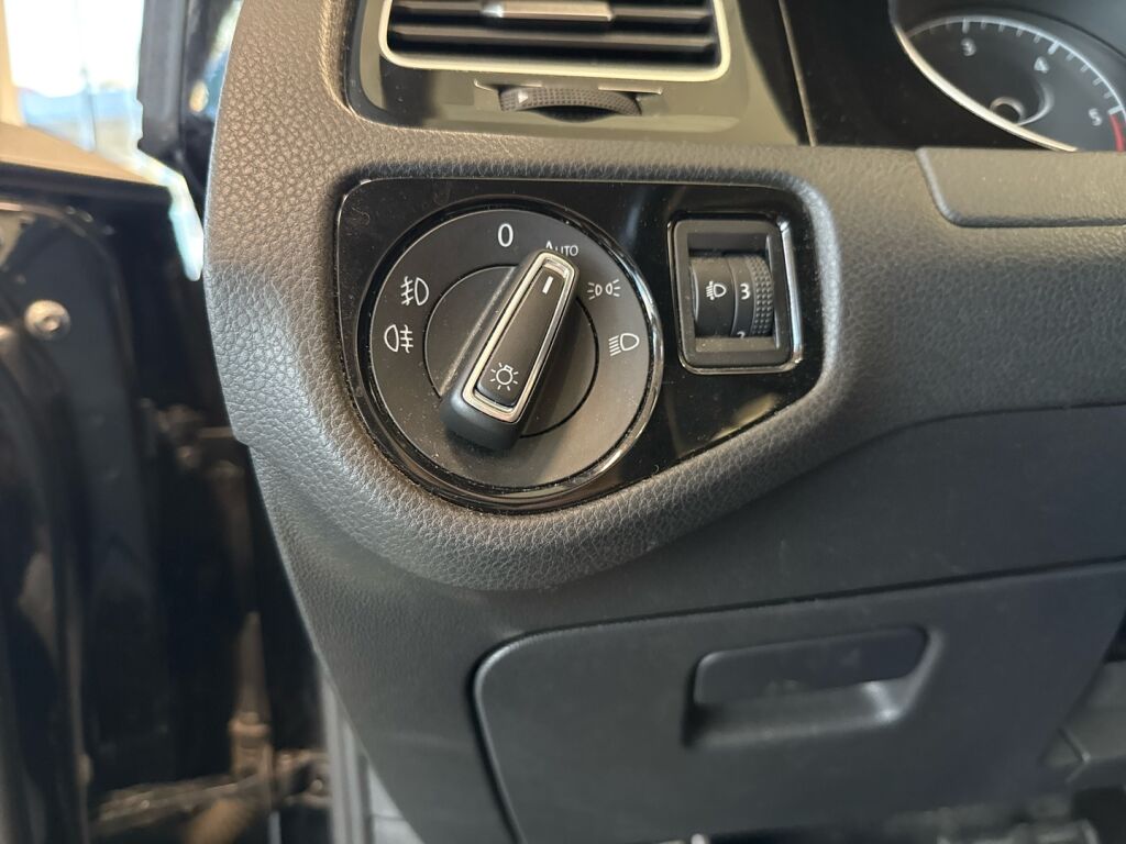 Volkswagen Golf 2016 Musta