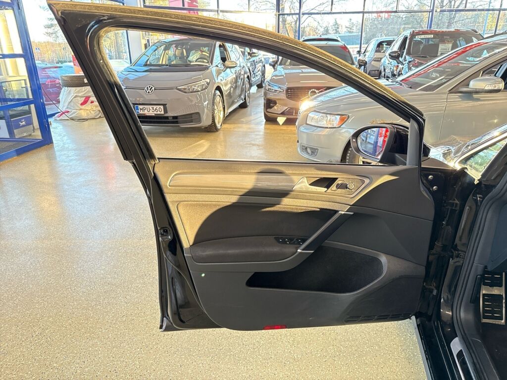 Volkswagen Golf 2016 Musta