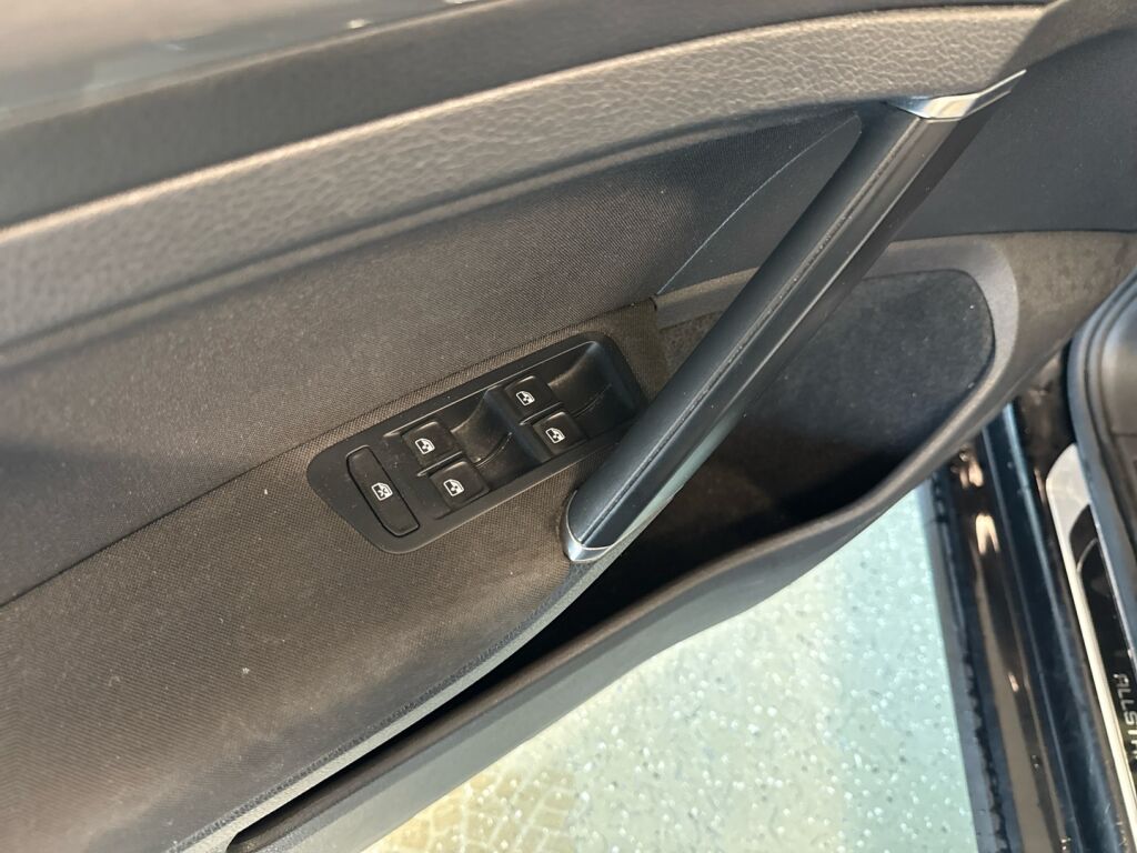 Volkswagen Golf 2016 Musta