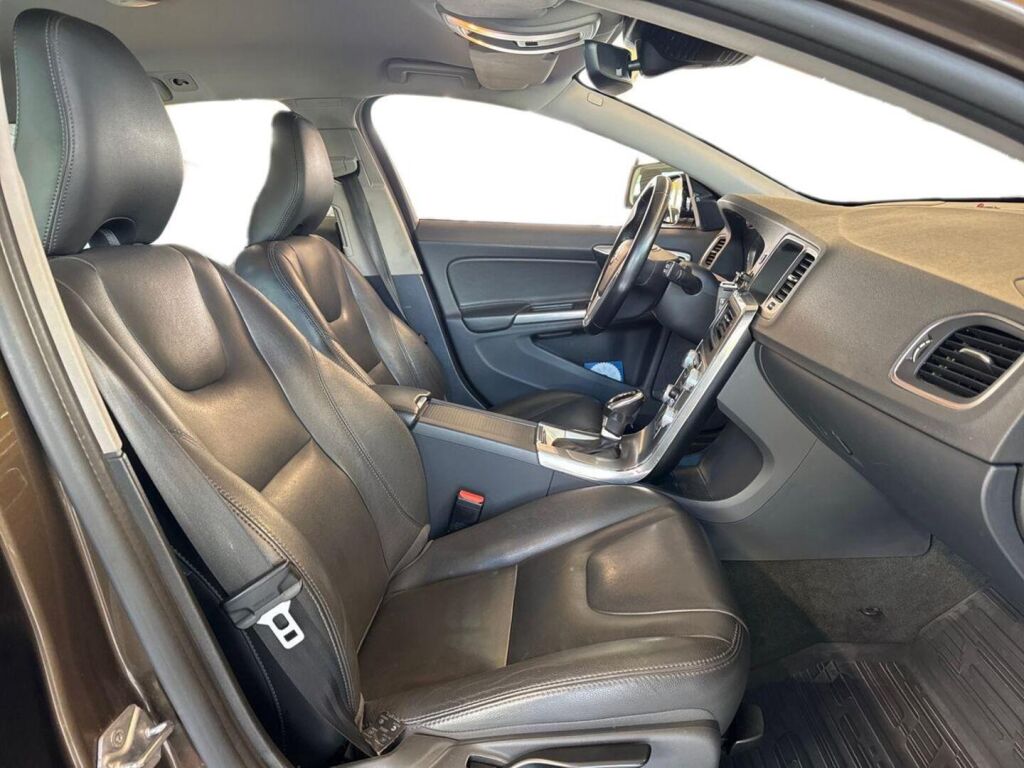 Volvo V60 Cross Country 2016 Ruskea (beige)