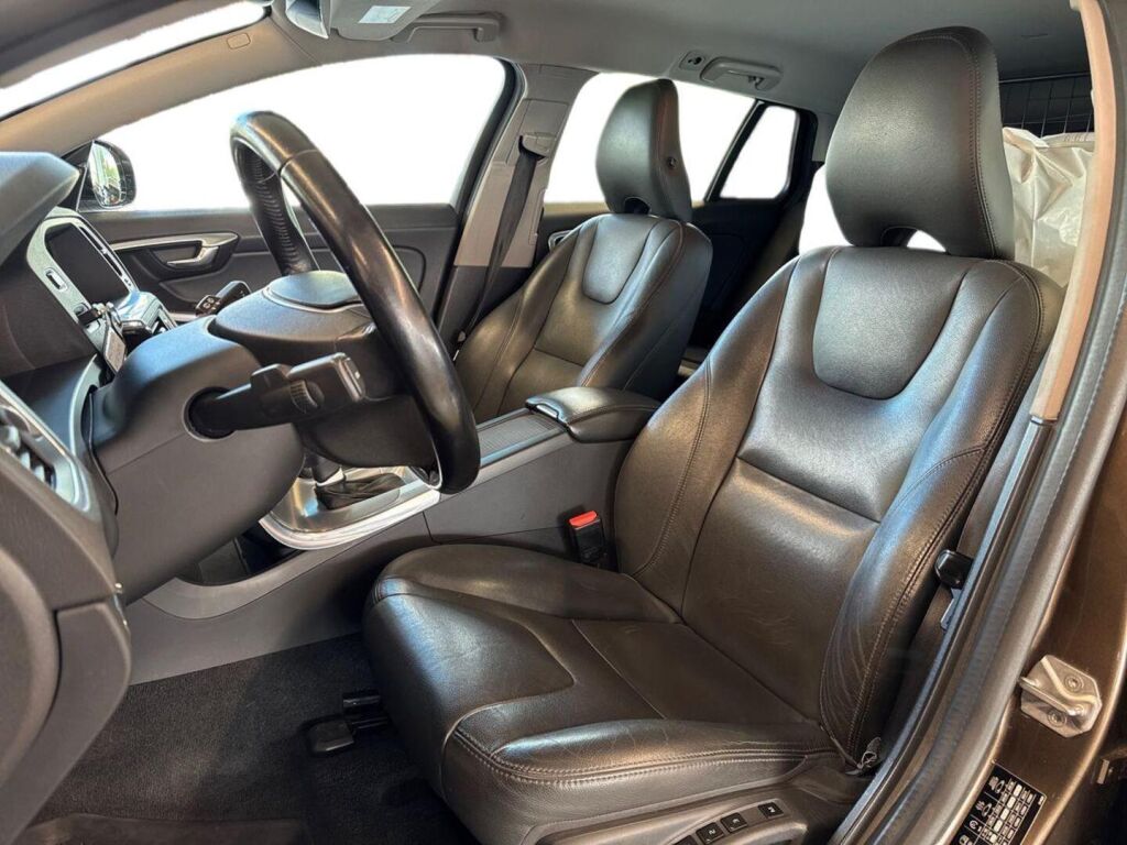 Volvo V60 Cross Country 2016 Ruskea (beige)
