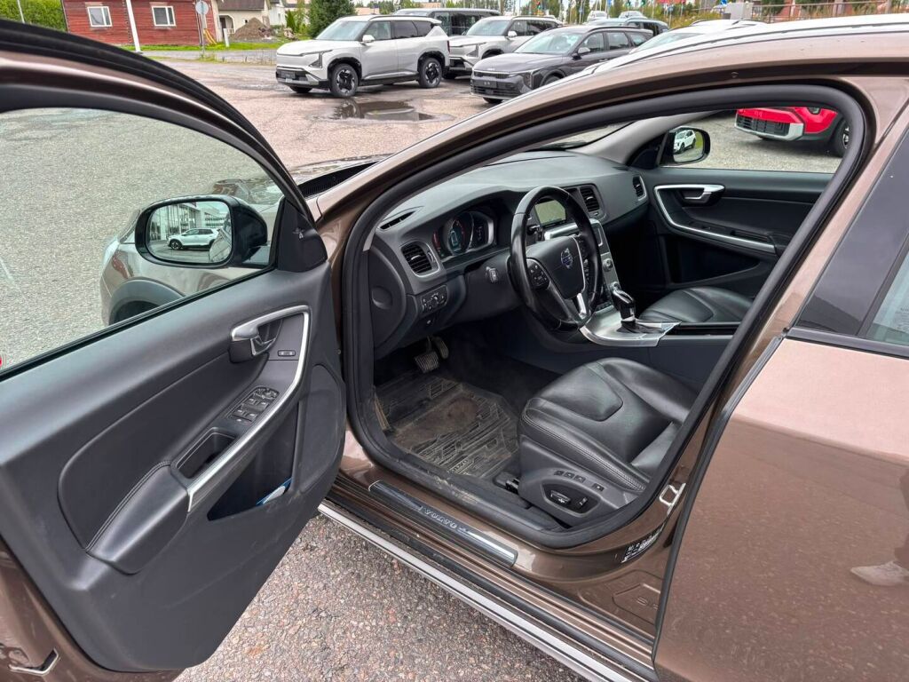 Volvo V60 Cross Country 2016 Ruskea (beige)