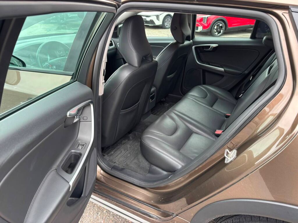 Volvo V60 Cross Country 2016 Ruskea (beige)
