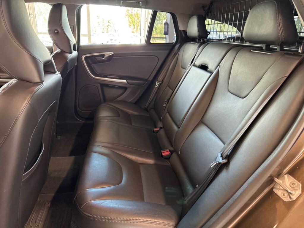 Volvo V60 Cross Country 2016 Ruskea (beige)