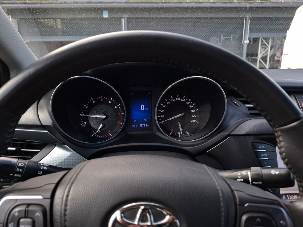 Toyota Avensis 2016 Ruskea (beige)