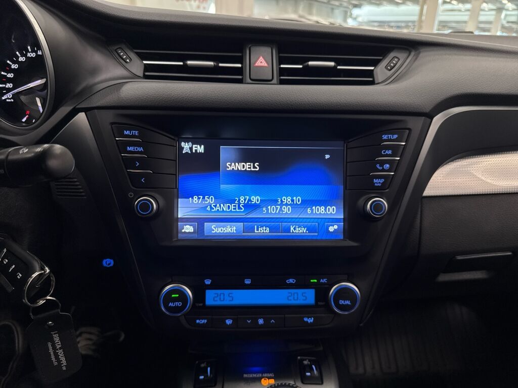 Toyota Avensis 2016 Ruskea (beige)