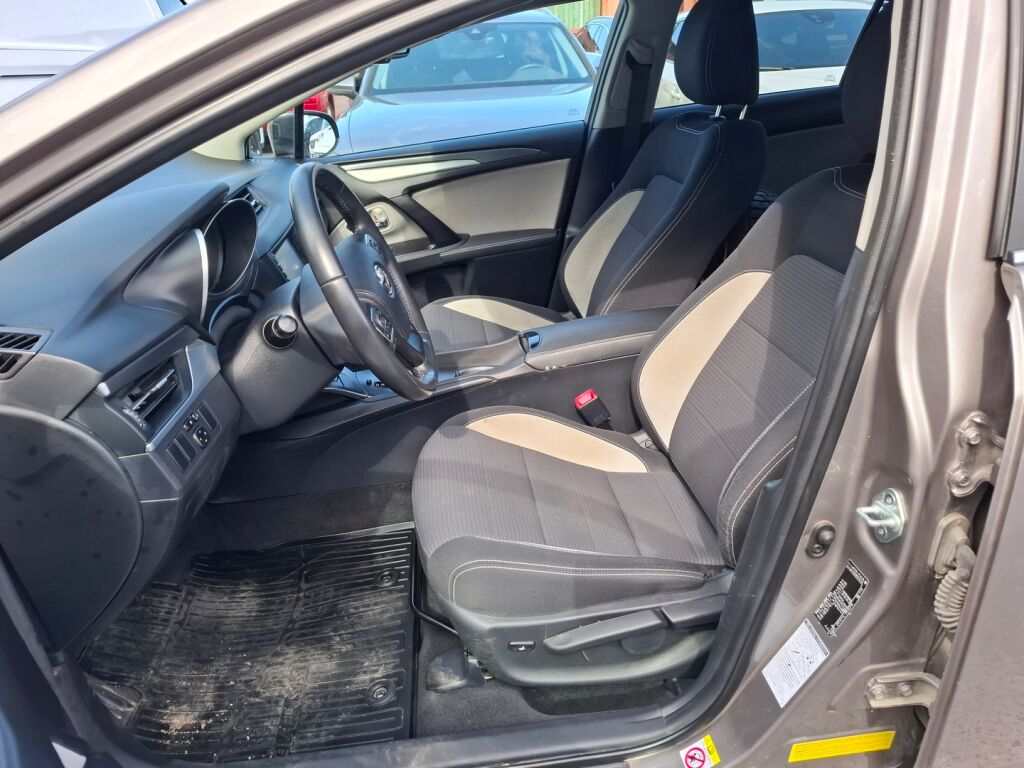 Toyota Avensis 2016 Ruskea (beige)