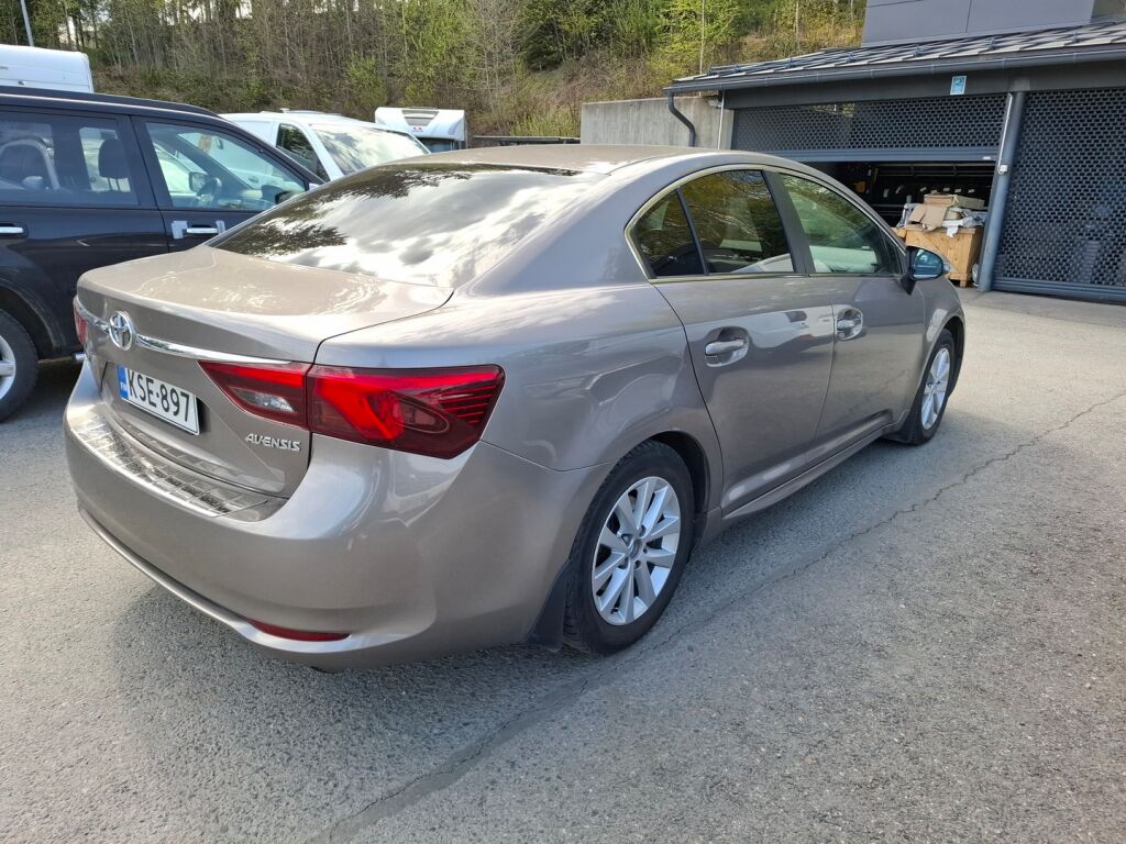 Toyota Avensis 2016 Ruskea (beige)