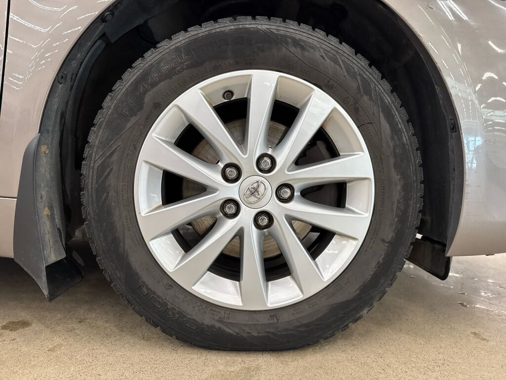 Toyota Avensis 2016 Ruskea (beige)
