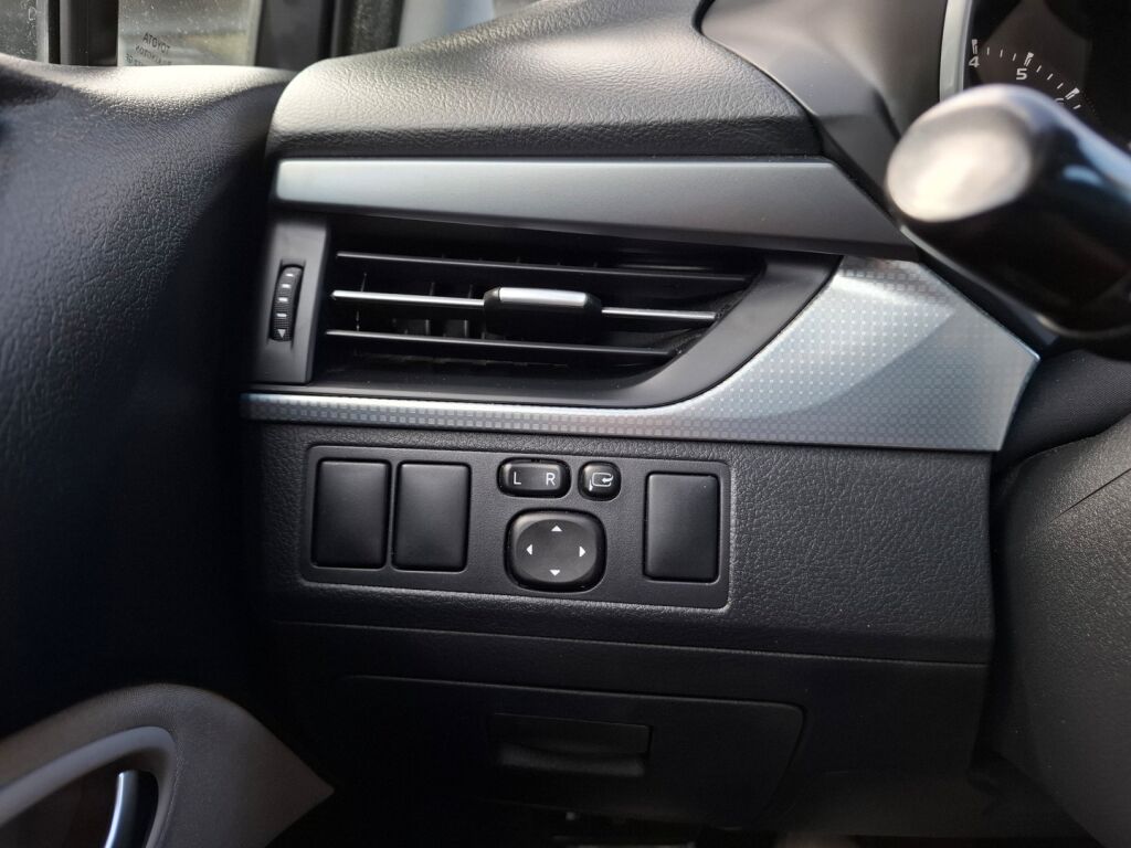 Toyota Avensis 2016 Ruskea (beige)