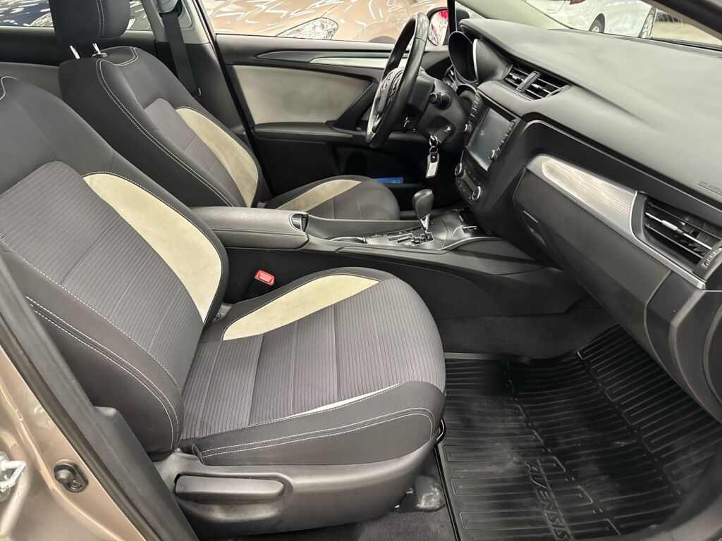 Toyota Avensis 2016 Ruskea (beige)
