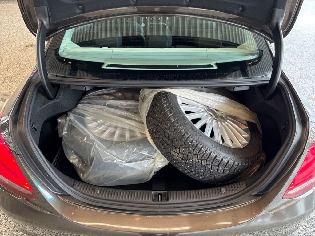 Mercedes-Benz C 2017 Metallinhohto Ruskea (beige)