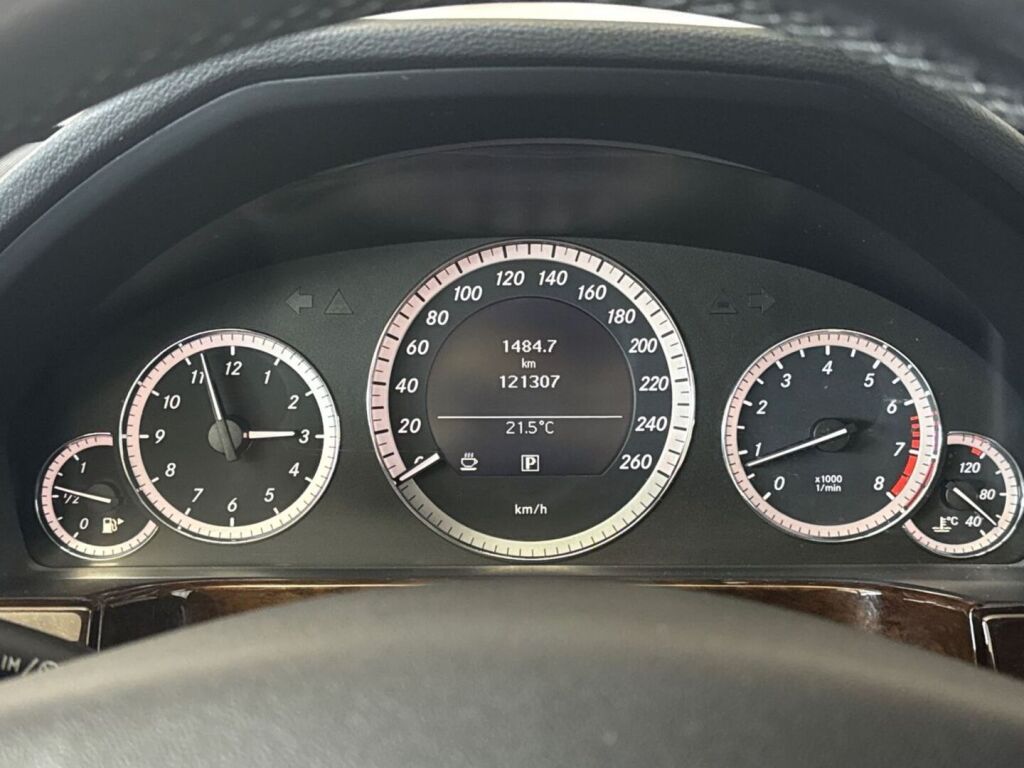 Mercedes-Benz E 2011 Musta
