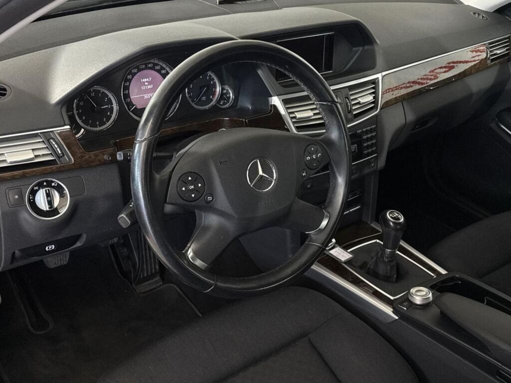 Mercedes-Benz E 2011 Musta
