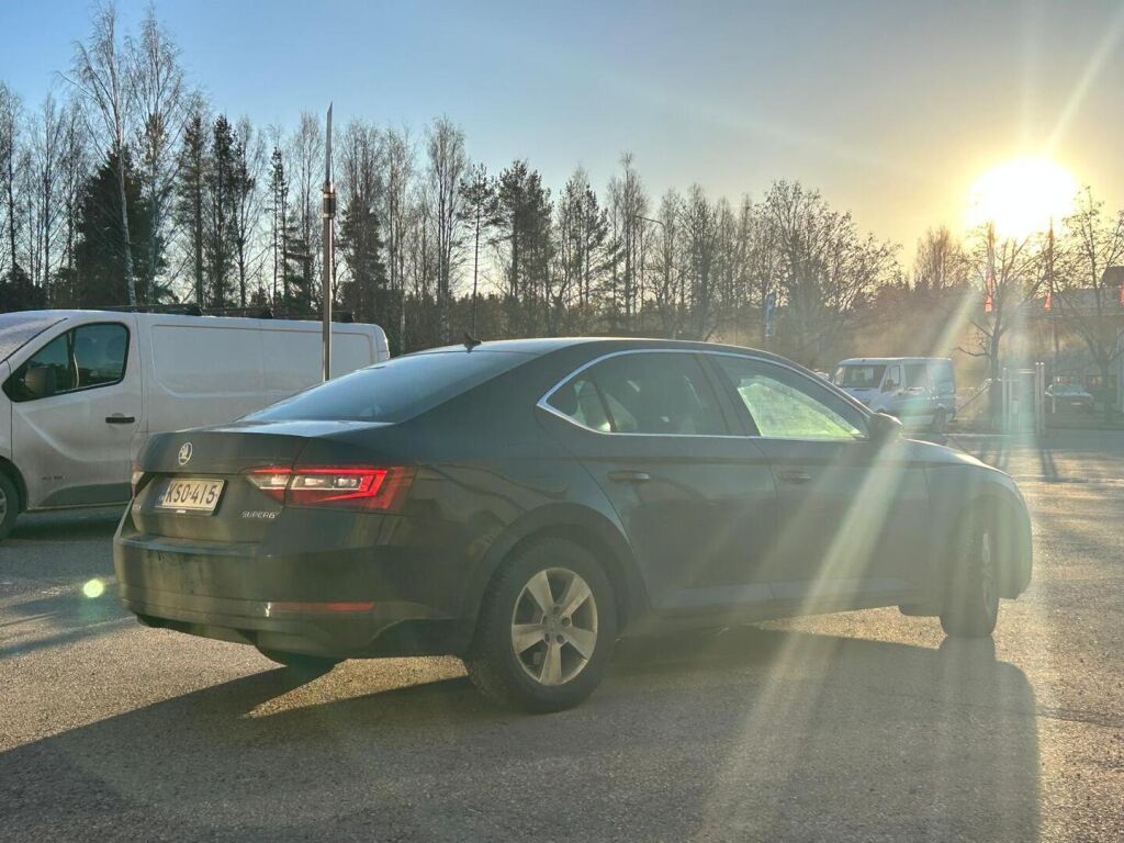 Skoda Superb 2017 Musta