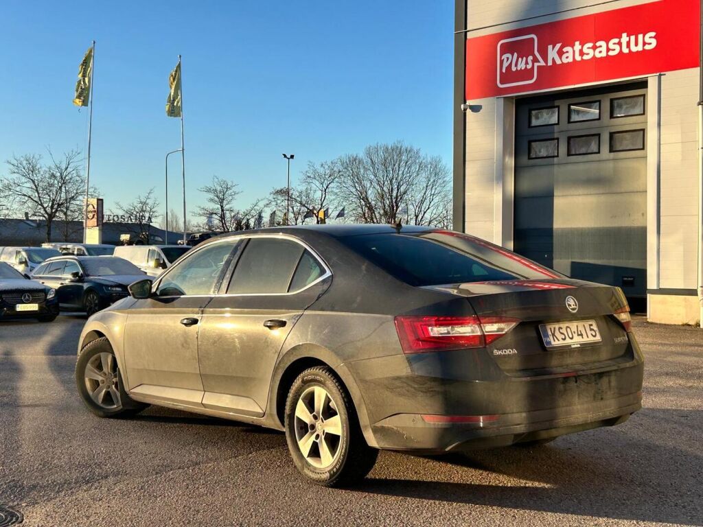 Skoda Superb 2017 Musta