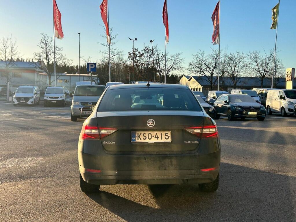Skoda Superb 2017 Musta