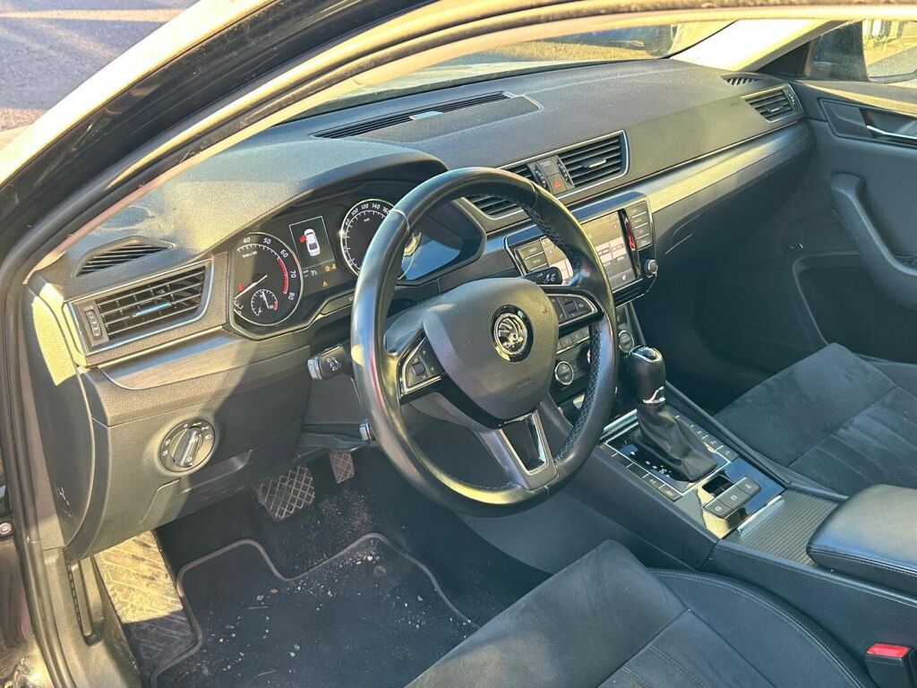 Skoda Superb 2017 Musta