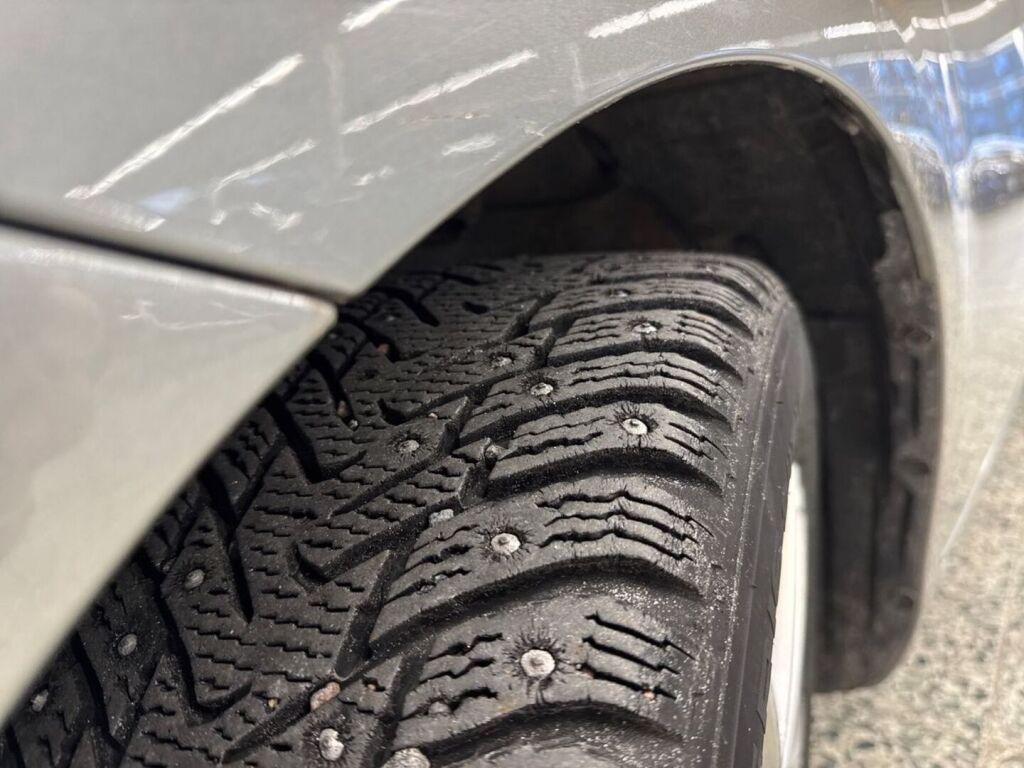 Toyota Auris 2017 Metallinhohto Harmaa