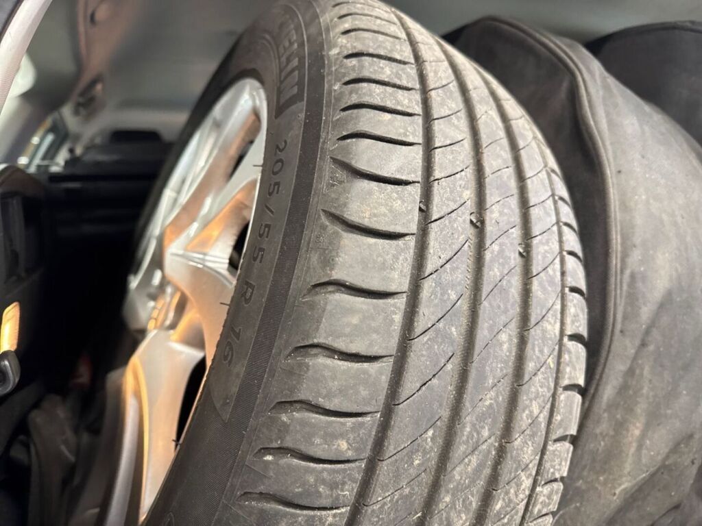 Toyota Auris 2017 Metallinhohto Harmaa