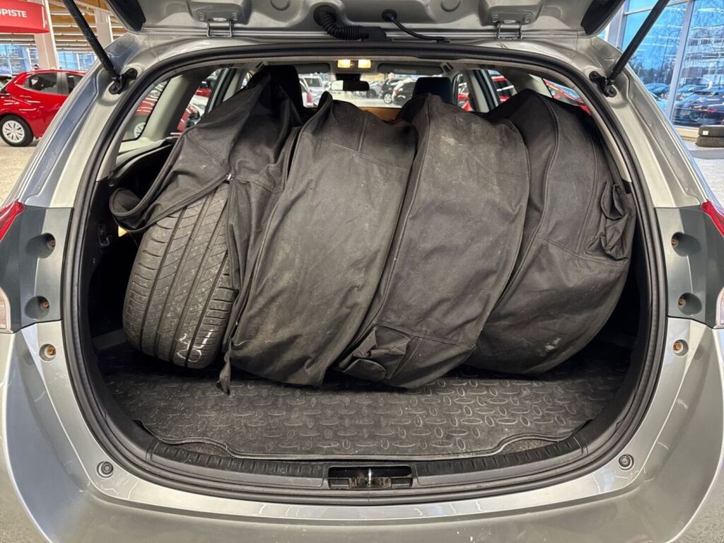 Toyota Auris 2017 Metallinhohto Harmaa