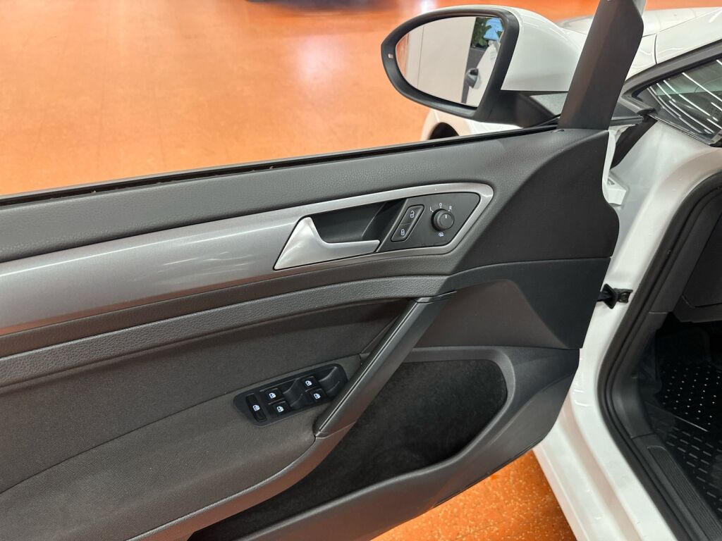 Volkswagen Golf 2017 Valkoinen