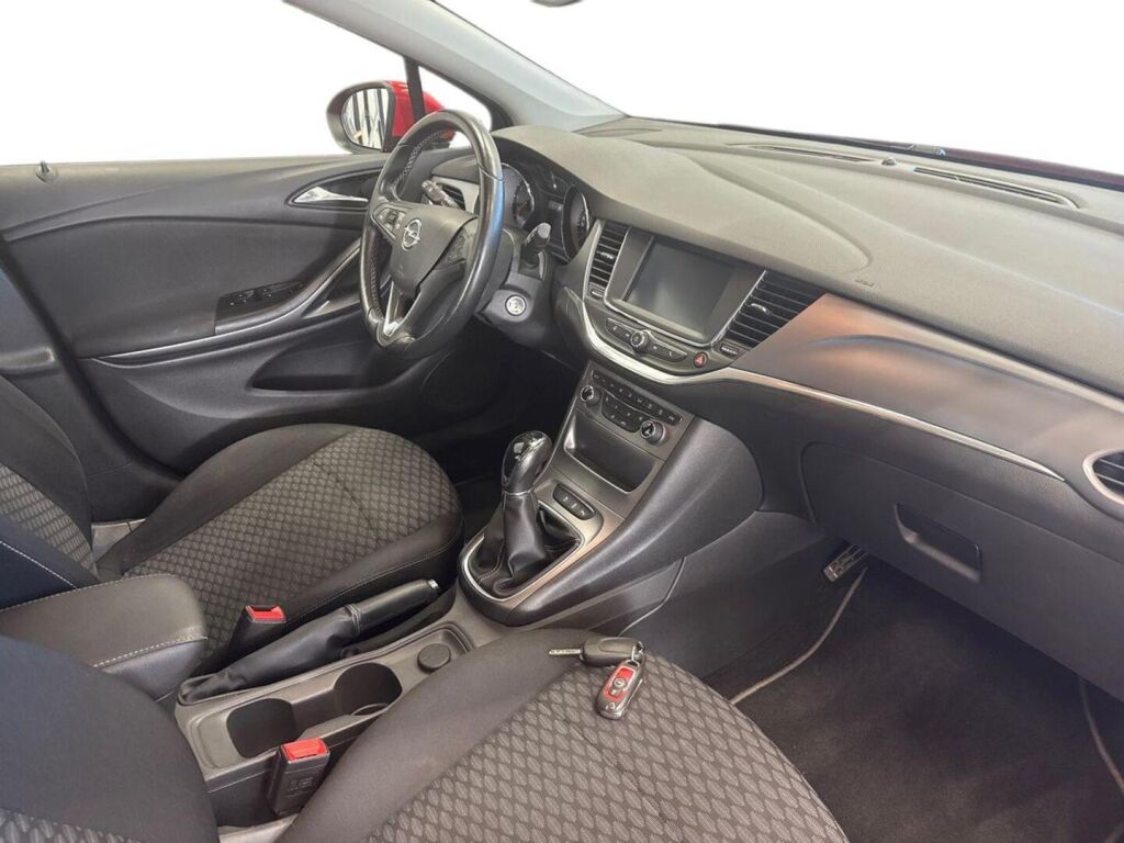 Opel Astra 2017 Punainen