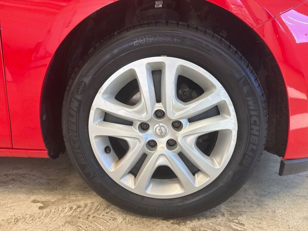 Opel Astra 2017 Punainen