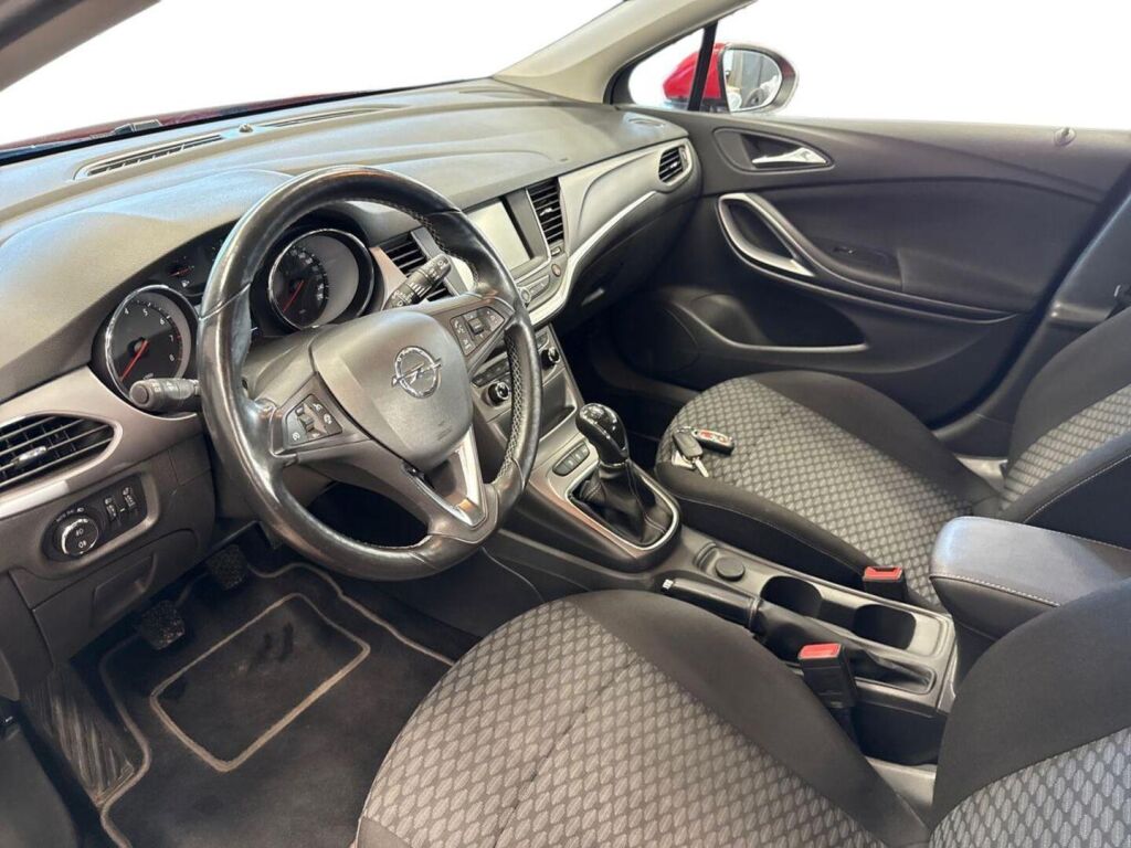 Opel Astra 2017 Punainen