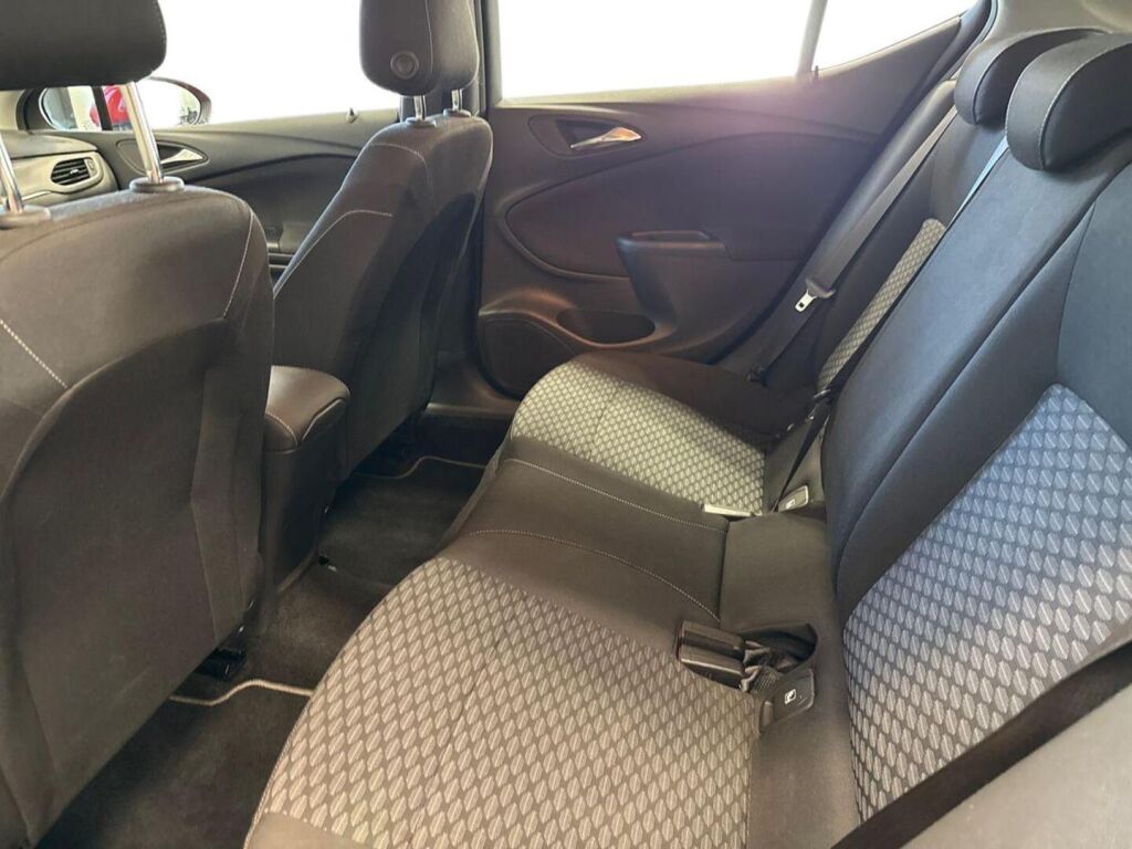 Opel Astra 2017 Punainen