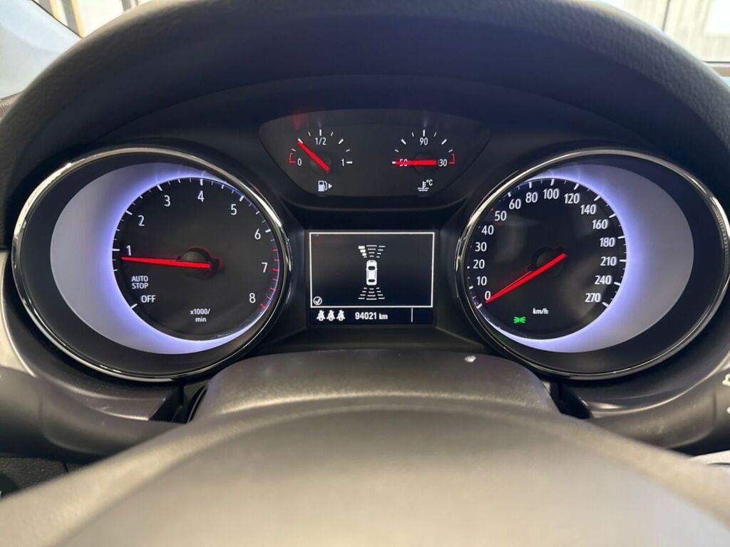 Opel Astra 2017 Punainen