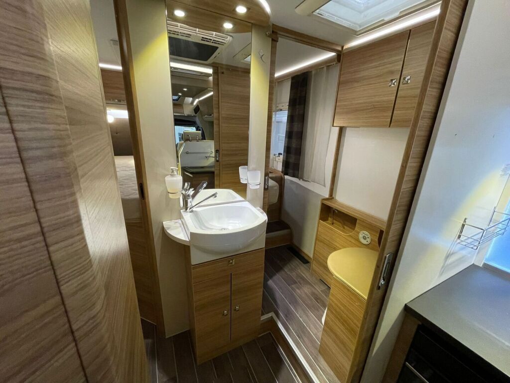 Adria Matrix Supreme 687 SBC 2017 Valkoinen