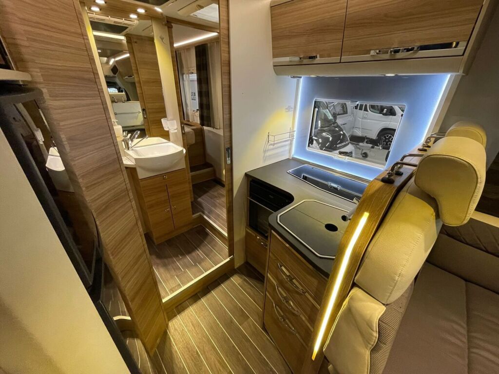 Adria Matrix Supreme 687 SBC 2017 Valkoinen