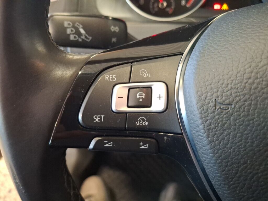 Volkswagen Golf 2018 Punainen