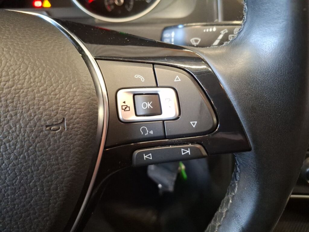 Volkswagen Golf 2018 Punainen